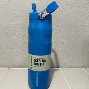 Stanley Blue IceFlow Bottle 24oz flip straw 2.0 lid